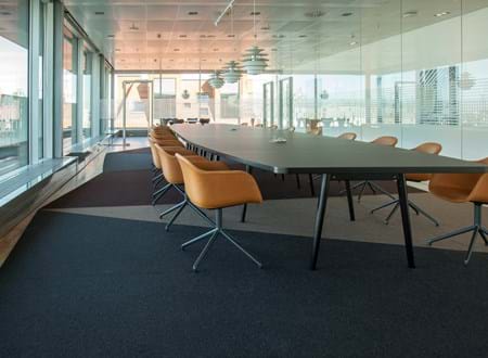 løst tæppe i filt på kontor